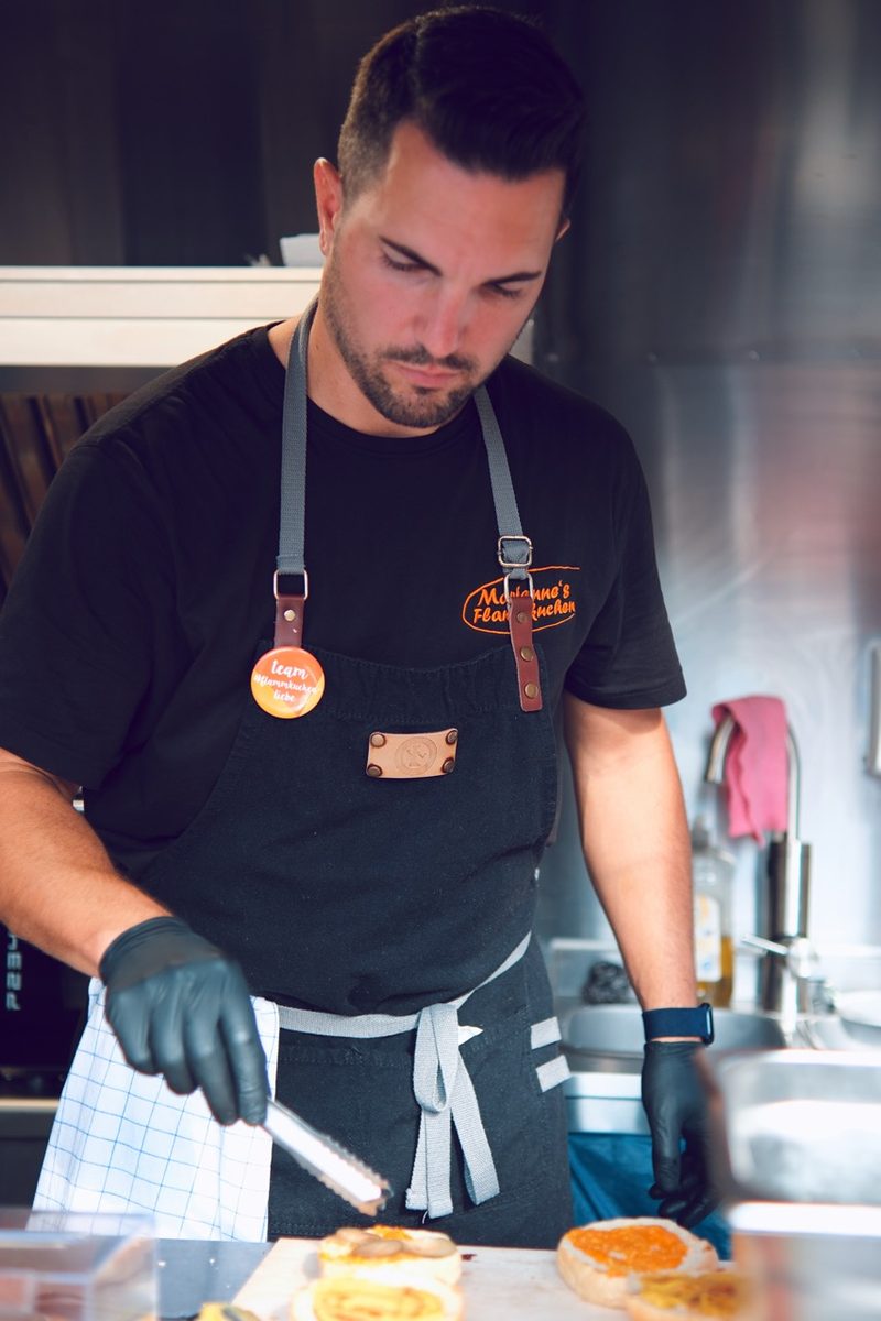 Ein Teammitglied an der Ausgabe beim Schlemmerbeats-Festival in Rußheim